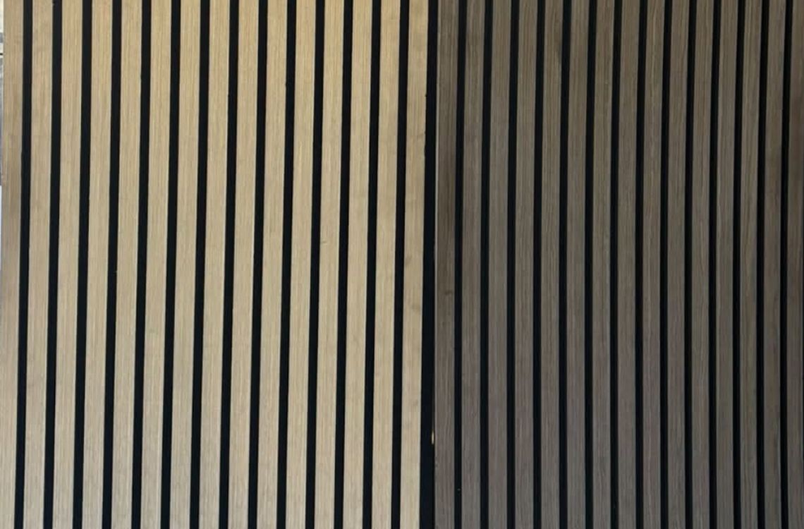 Panneaux bois acoustiques et lattes décoratives, teintes chêne clair et foncé, chez Brico Ouest Raj à Saint-Paul